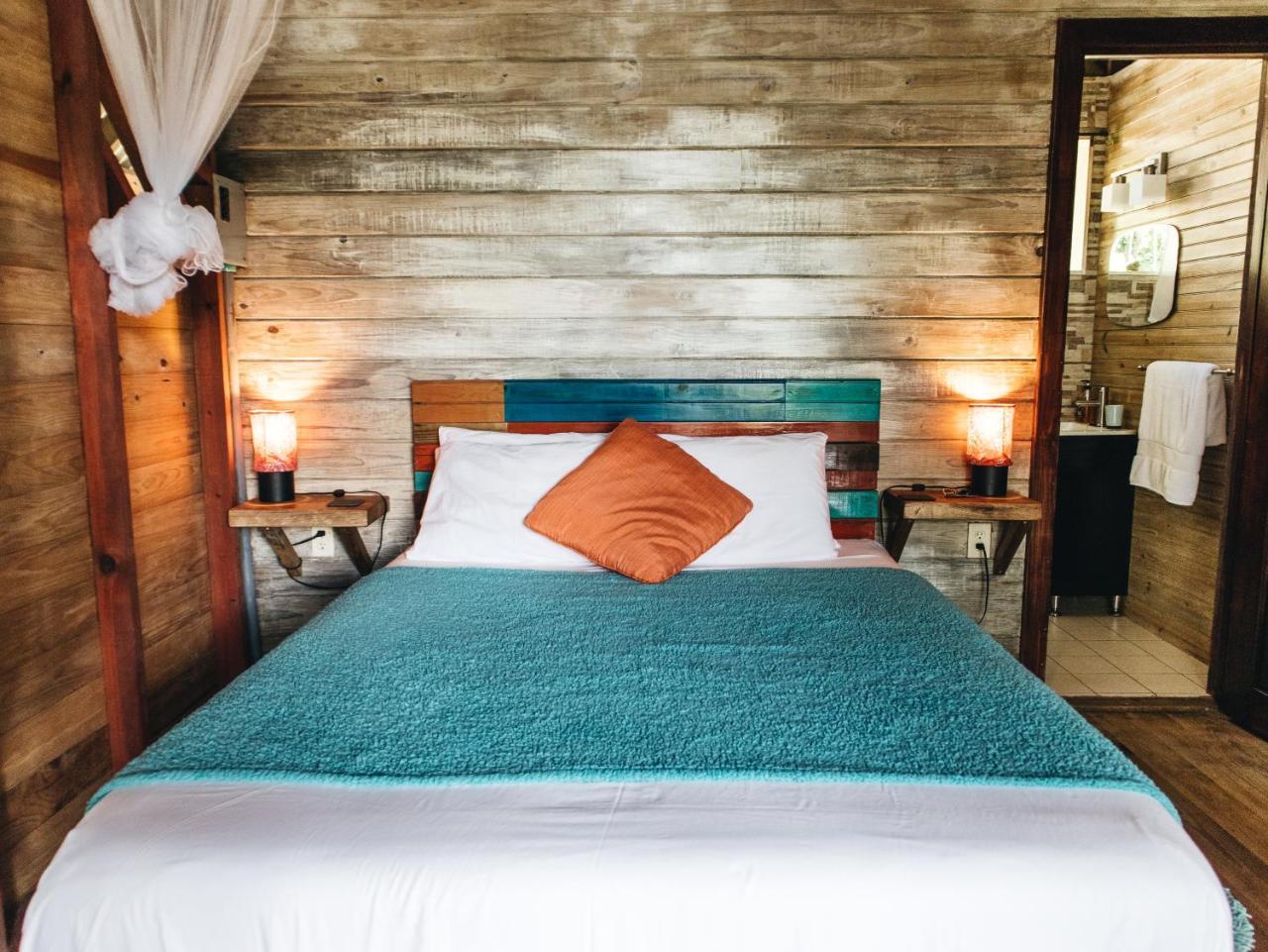 Surf Break At Paunch Bed & Breakfast Bocas del Toro Exterior photo