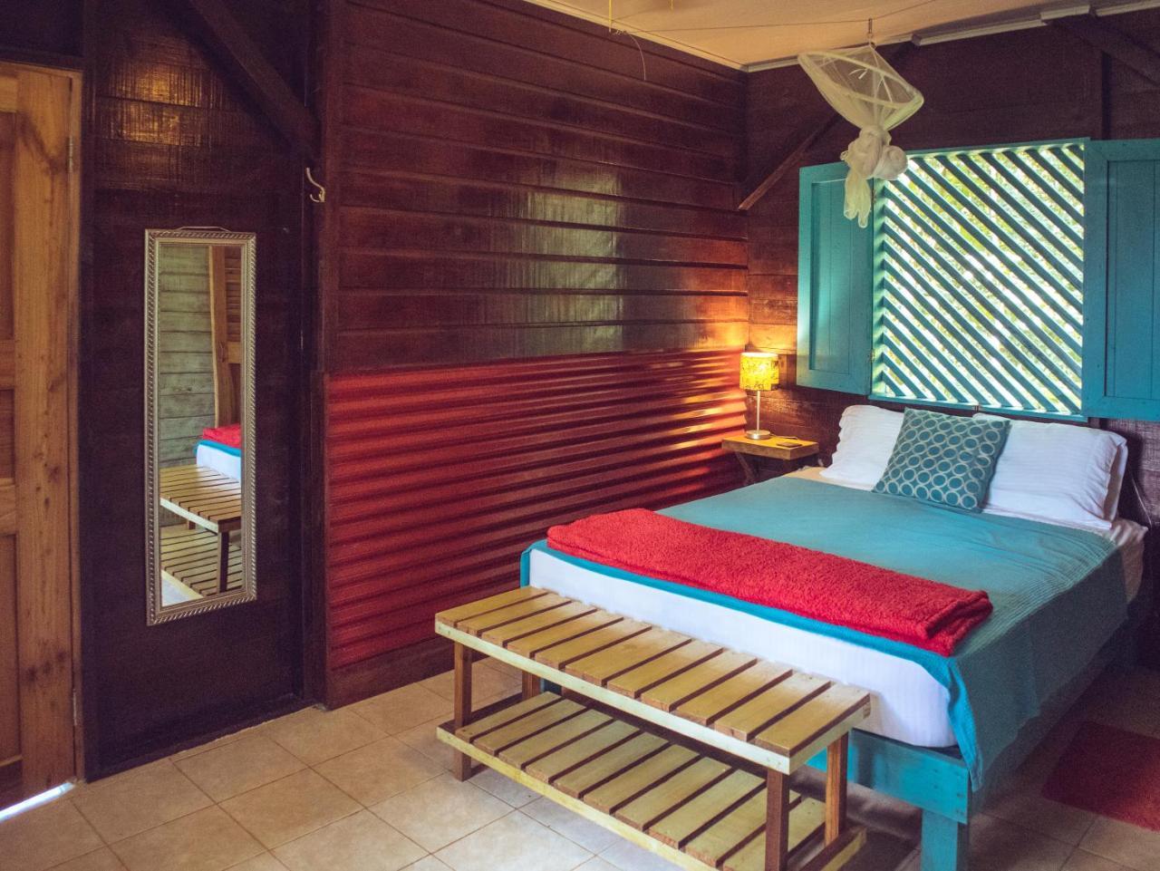 Surf Break At Paunch Bed & Breakfast Bocas del Toro Exterior photo