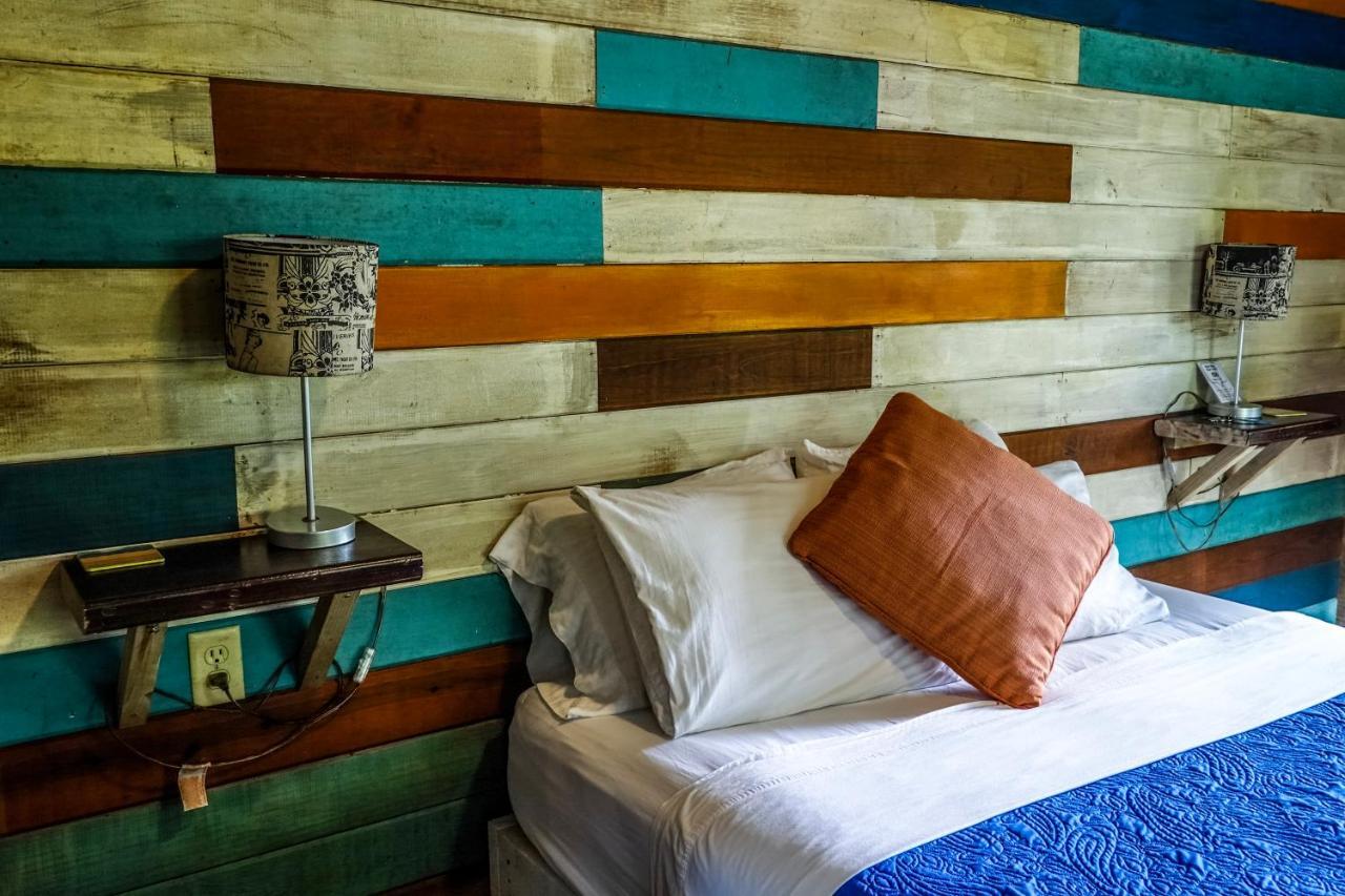 Surf Break At Paunch Bed & Breakfast Bocas del Toro Exterior photo